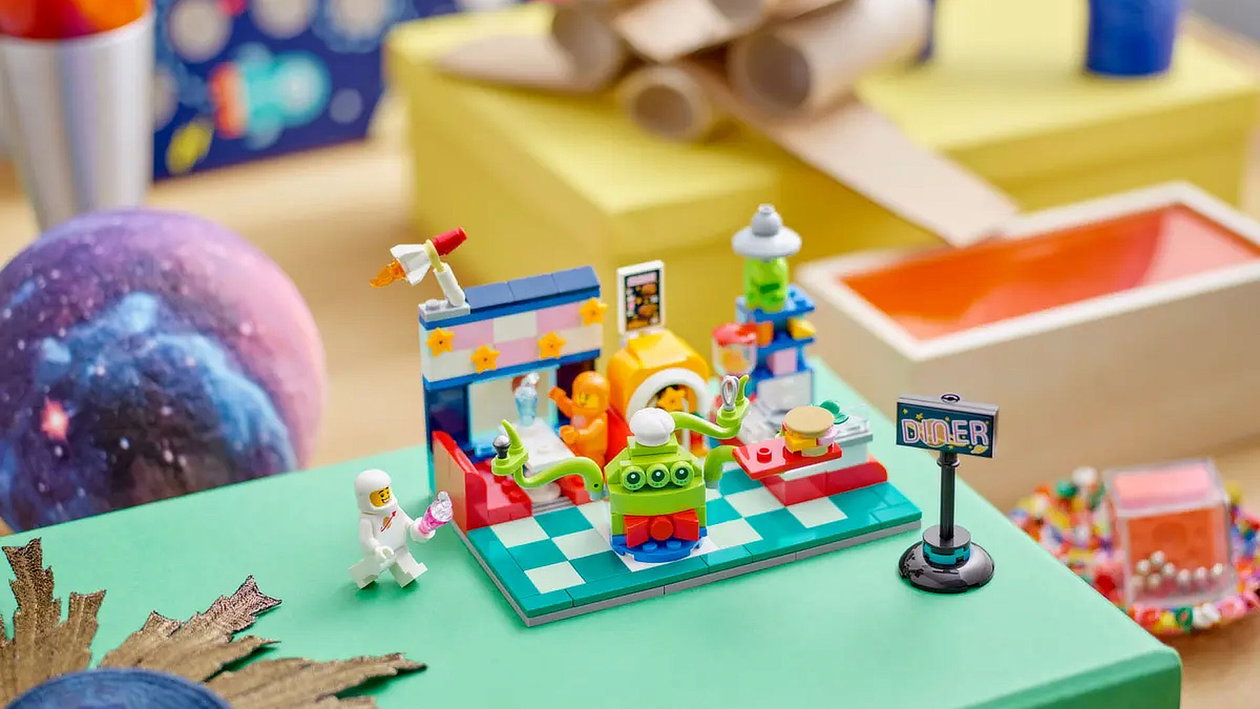 Immagine di Scopri come ricevere gratis il set LEGO "Tavola calda dell'alieno"