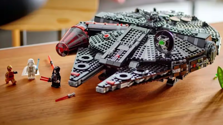 Arriva Dark Falcon LEGO e Darth Vader si veste di bianco!