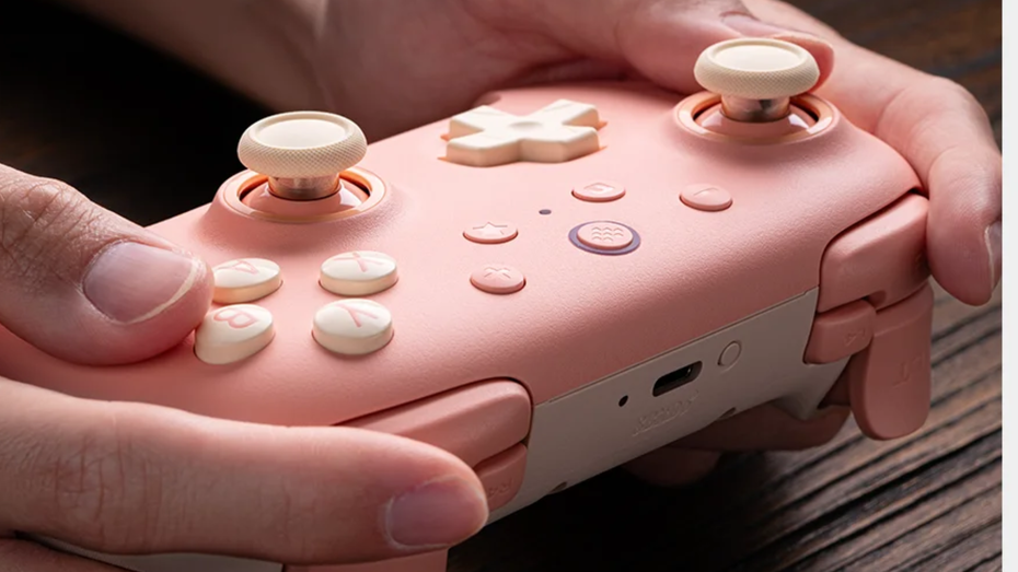 Immagine di 8BitDo Ultimate 2C: il controller che sorprende a soli 22€!