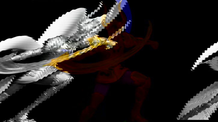 Immagine di Shura Capricorn scaglia Excalibur nella nuova statua di Iron Studios
