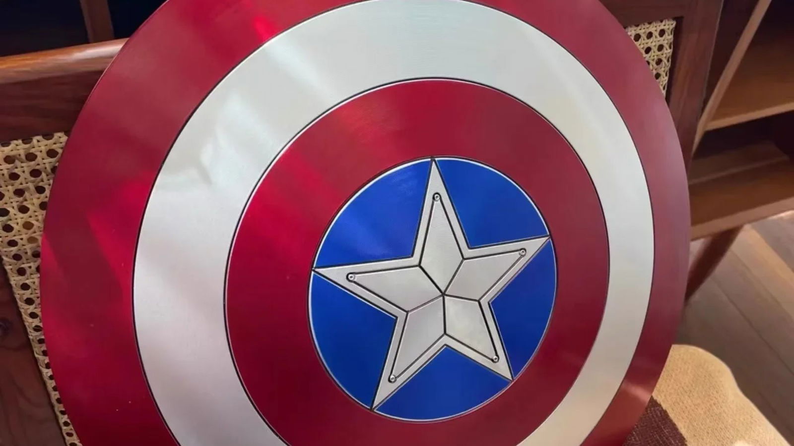 Diventa un supereroe con 42€: lo scudo di Capitan America iper realistico