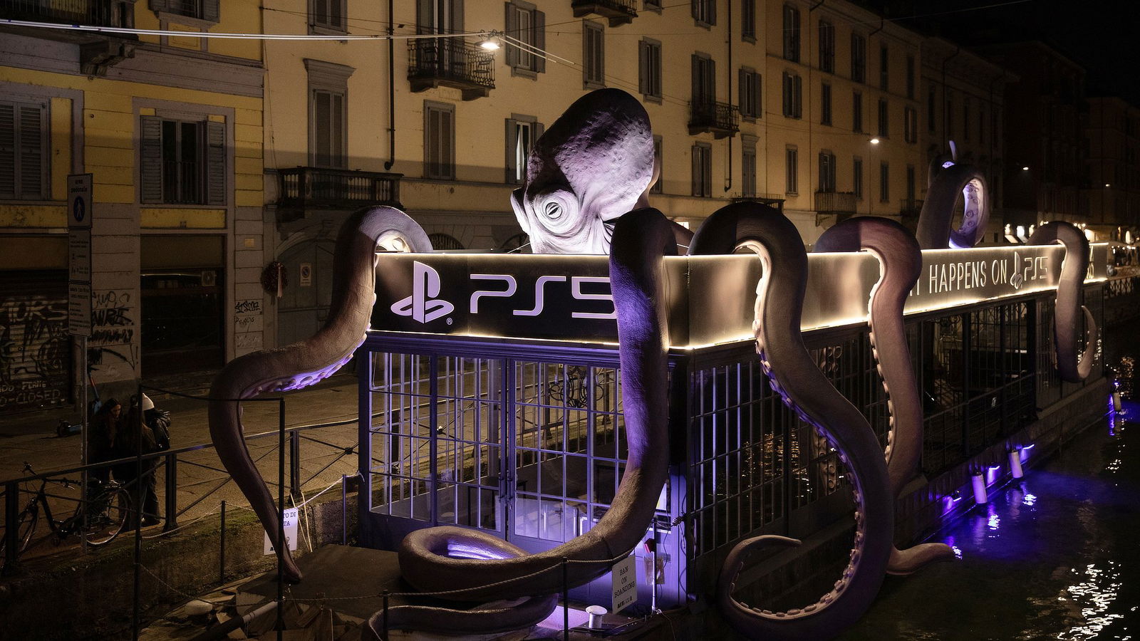PlayStation trasforma il Naviglio per i 5 anni di PS5