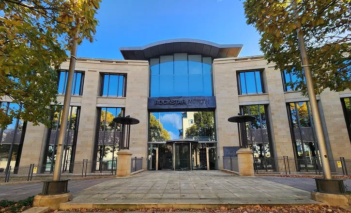 Immagine di Rockstar nella bufera a pochi mesi da GTA 6