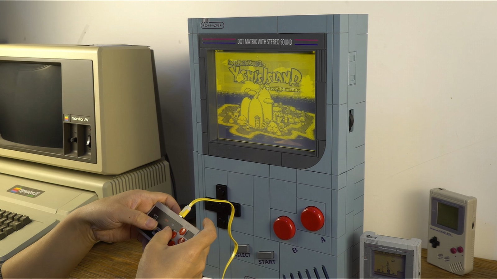 Un fan realizza un Game Boy gigante con schermo vintage