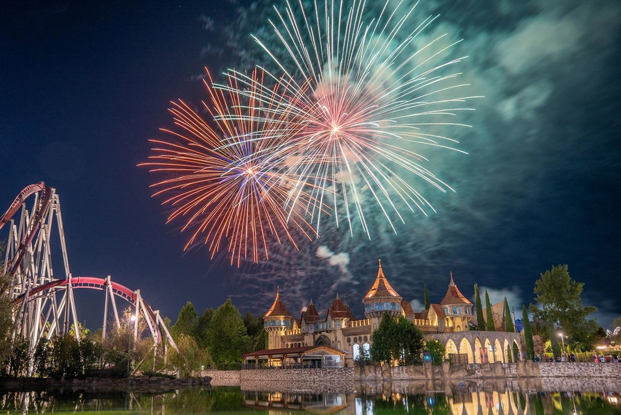 Fuochi d'artificio nel cielo sopra MagicLand