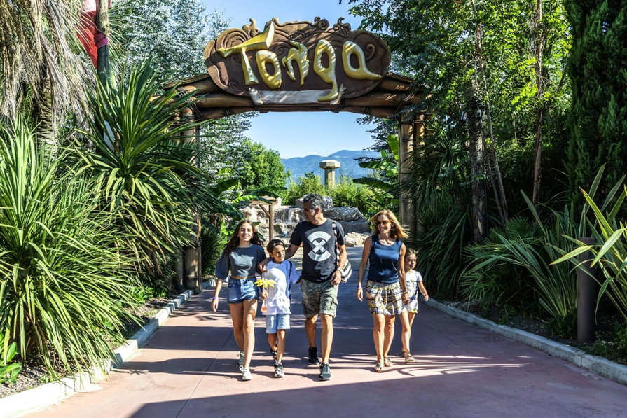 Una famiglia passeggia nell'area Tonga di MagicLand