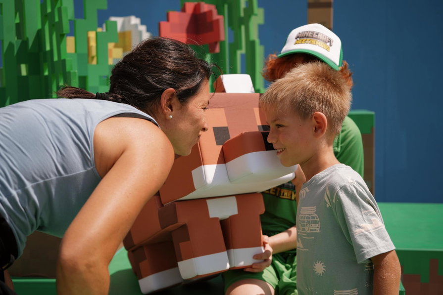 Un bambino incontra un baby mob durante Minecraft Meet The Mobs a Gardaland