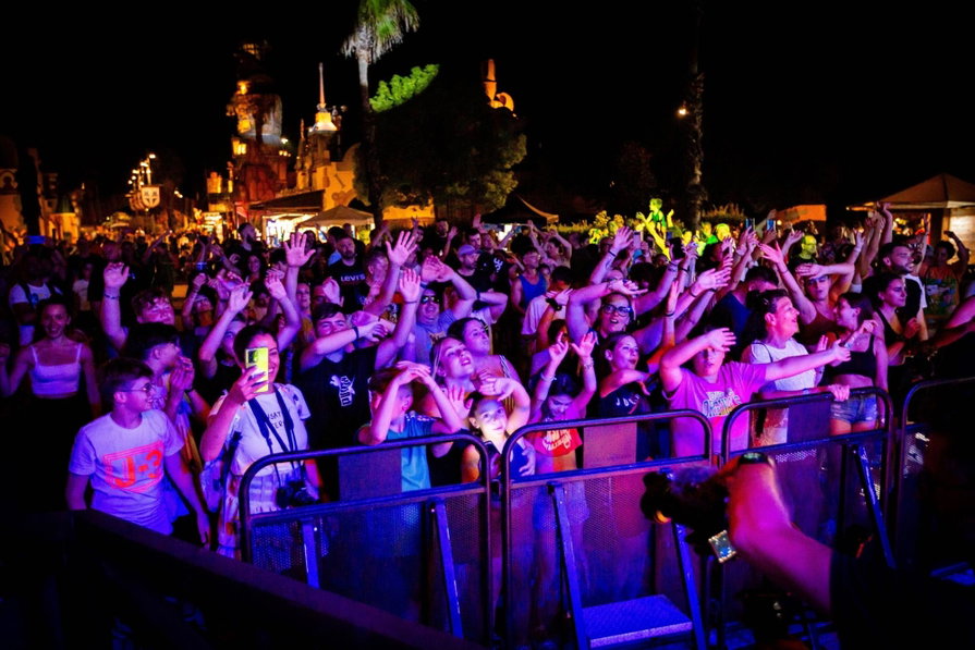 Il pubblico di un evento serale a MagicLand