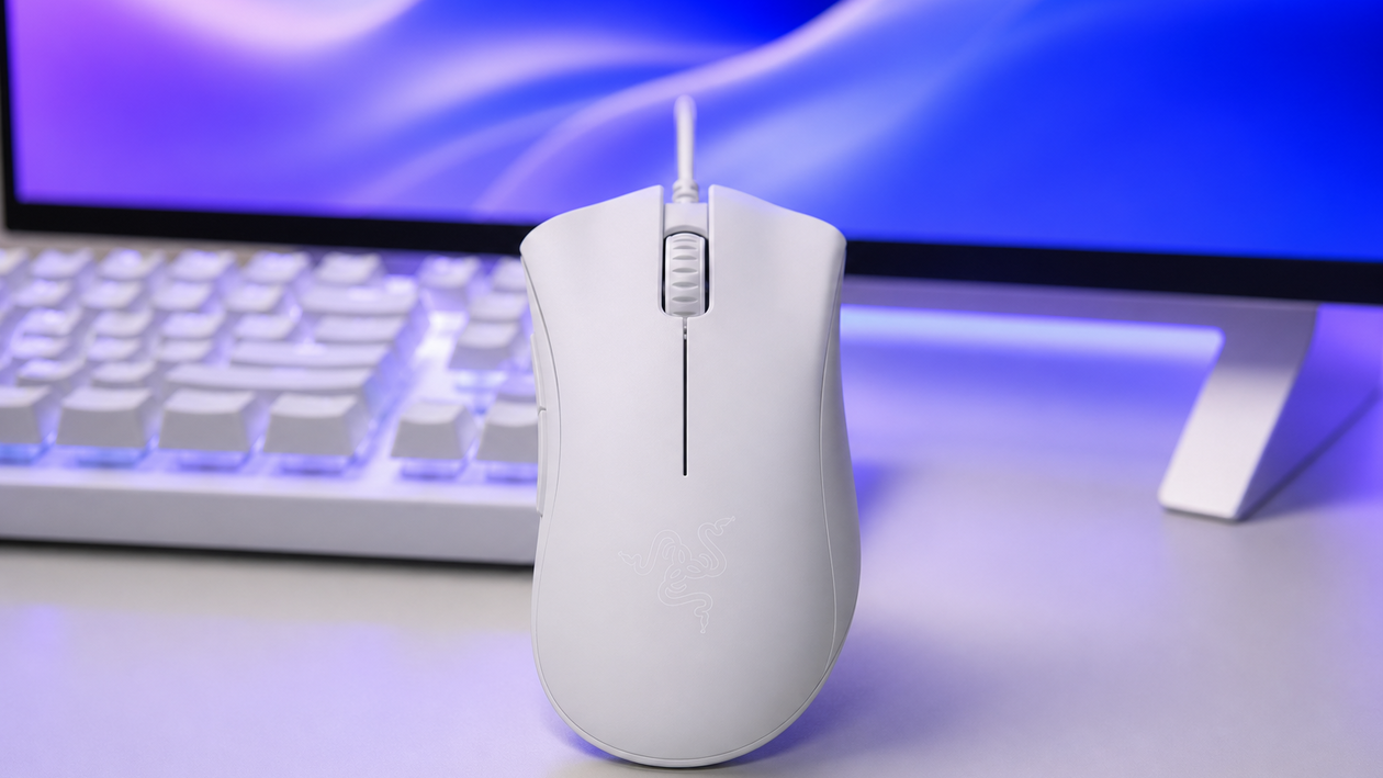 Immagine di Un DeathAdder bianco da 6.400 DPI costa 21,38€ su Amazon