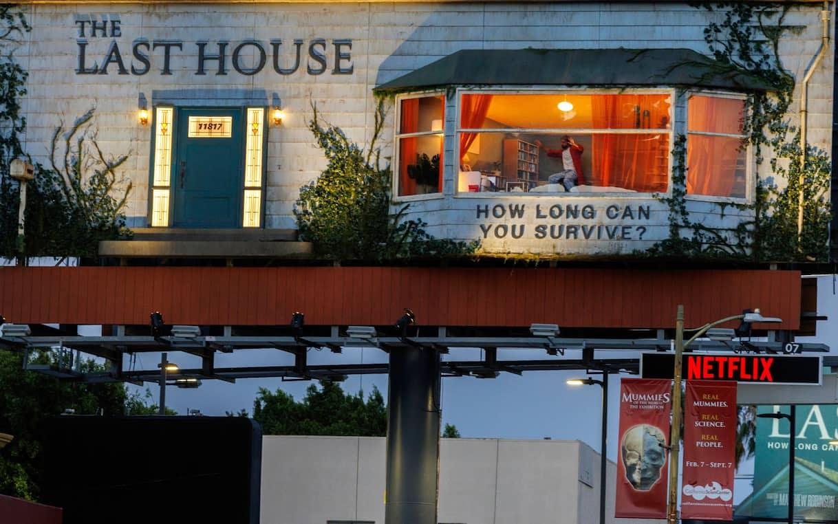 Anteprima: Netflix e l'uomo nel cartellone: la verità su The Last House
