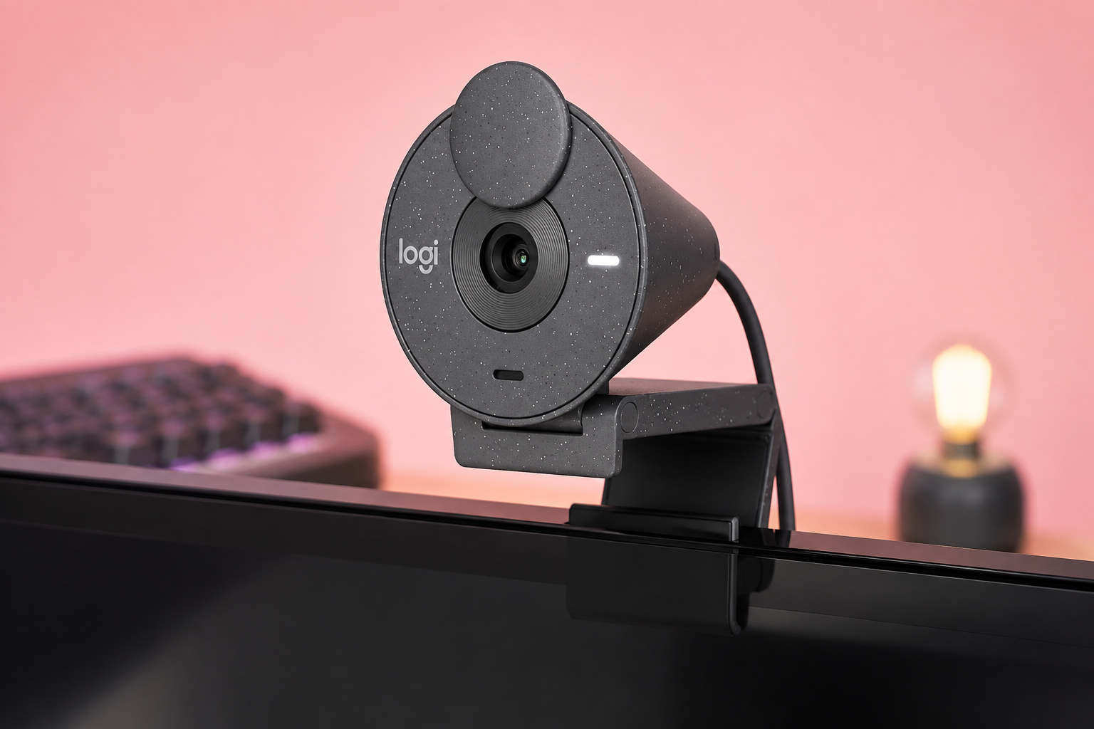 Logitech Brio 300 sotto i 45€, call Full HD anche con poca luce