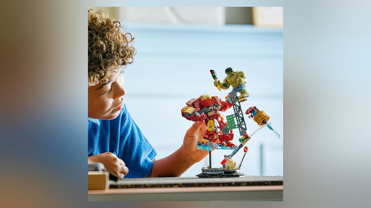 Immagine di LEGO Marvel Hulkbuster vs. Hulk sotto i 48€, un regalo riuscito per i fan
