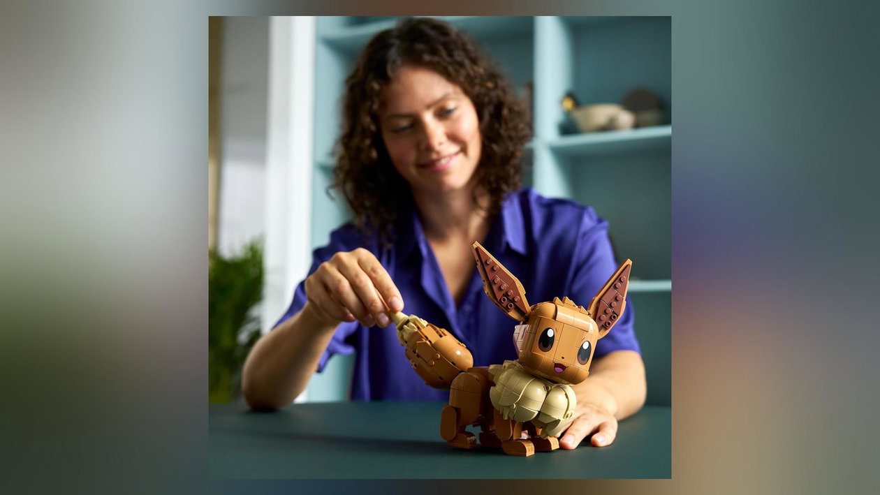 Immagine di LEGO Pokémon Eevee a 55,90€, la mascotte snodabile che merita una mensola