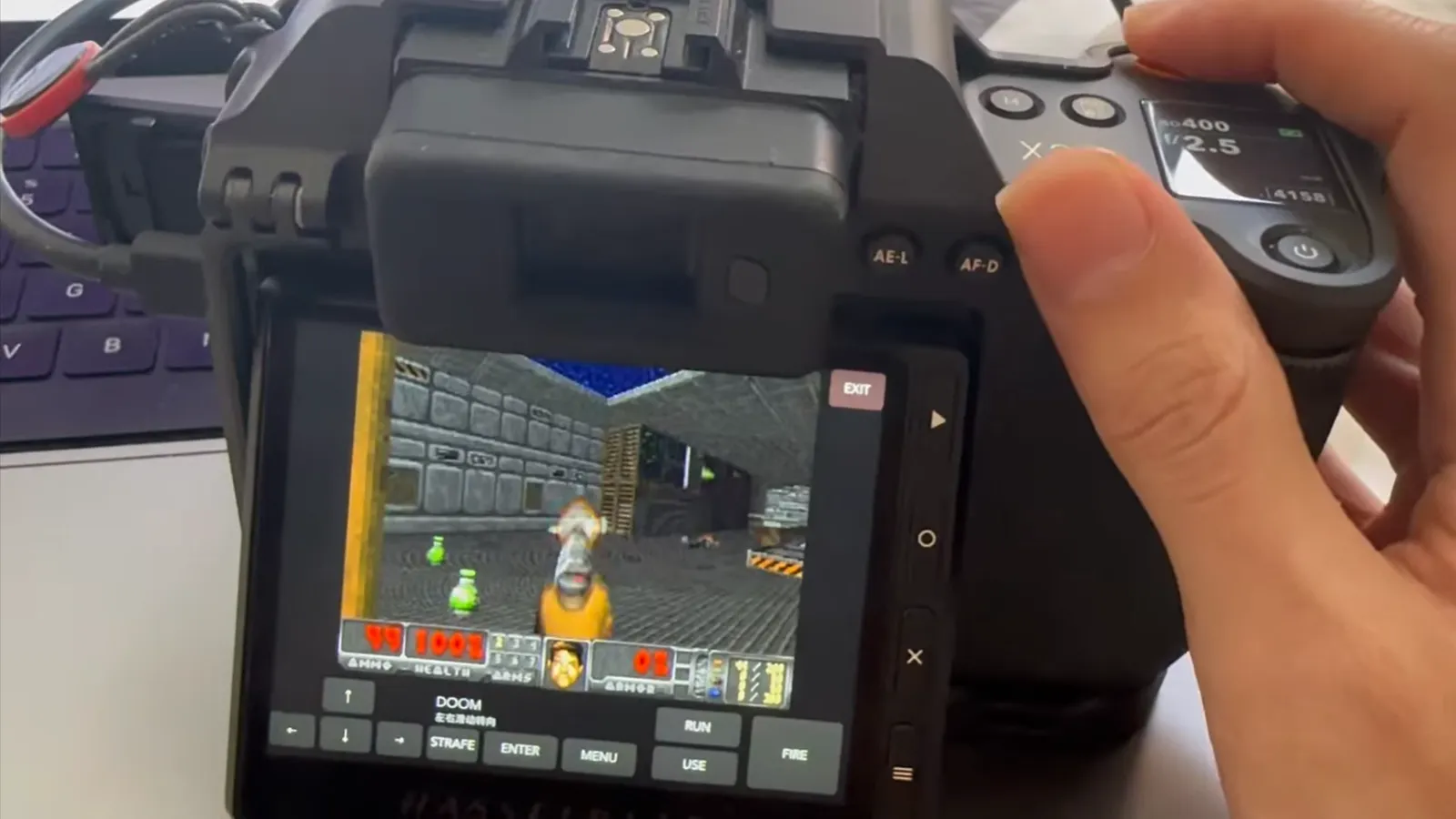 Ora DOOM si gioca con il pulsante di scatto della reflex