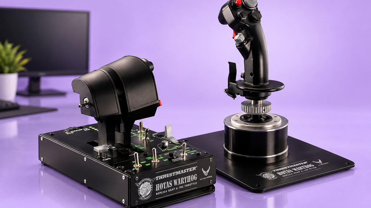 Immagine di Pilota su PC con Thrustmaster HOTAS Warthog, comandi da cockpit a 449,99€