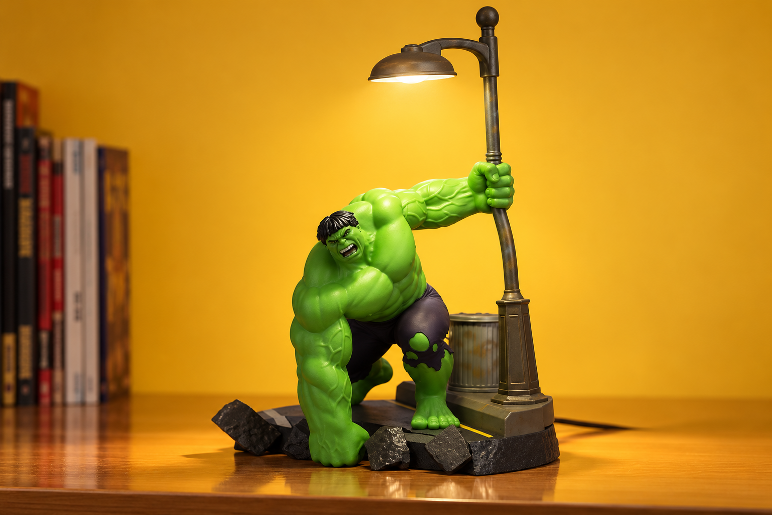 La lampada Paladone Hulk si regola con un tocco e costa 44,90€