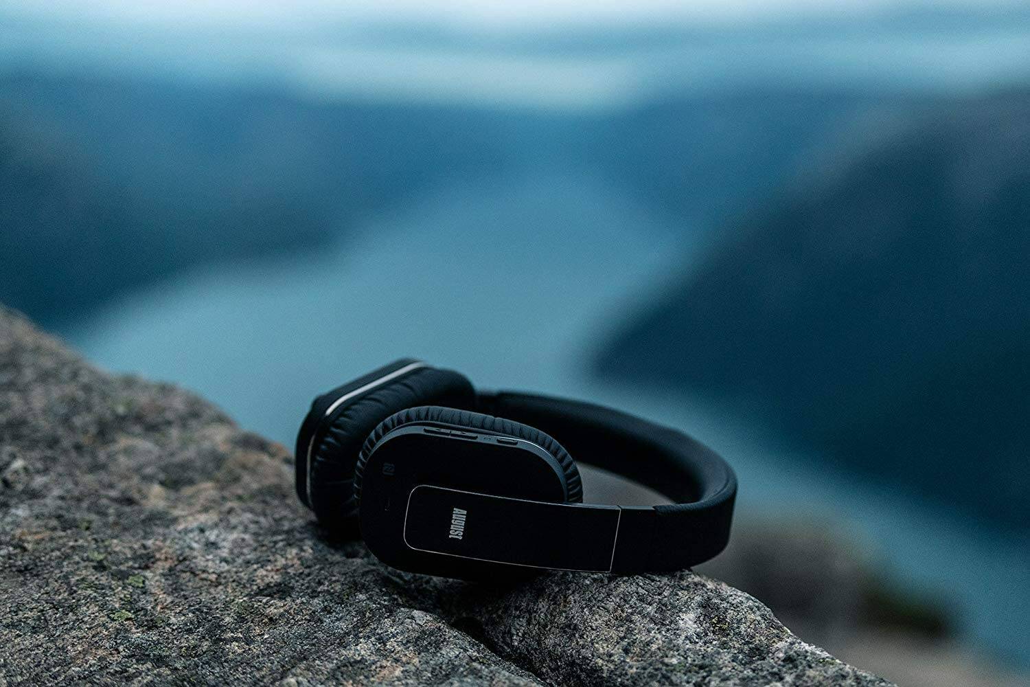 Offerte del giorno Amazon: sconti su cuffie, radio, auricolari e fitness tracker