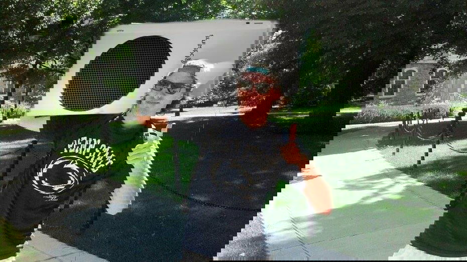 Immagine di Xbox Series S: internet impazzisce dopo l'annuncio (e i meme si sprecano)
