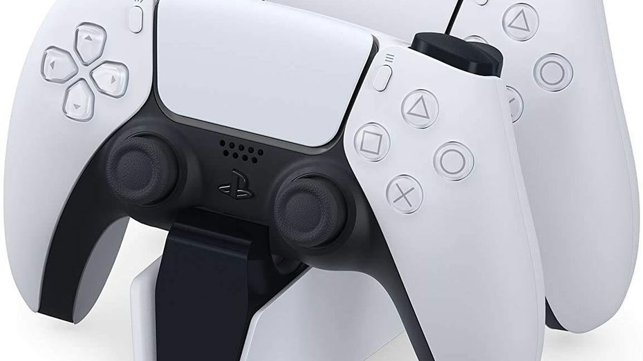 Immagine di PS5, DualSense è già nelle mani di alcuni giocatori: prime foto