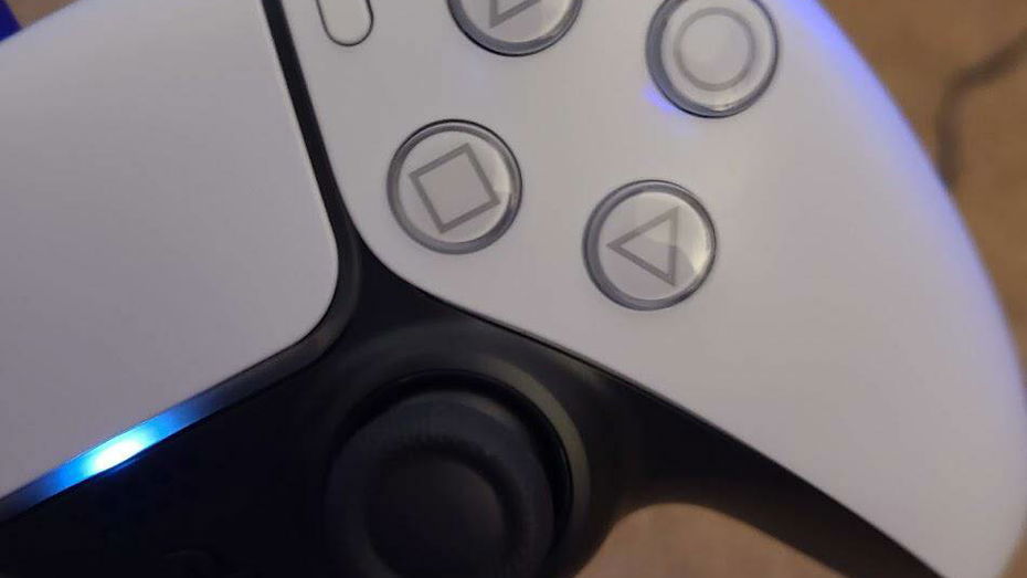 Immagine di Compra un DualSense, ma riceve un pad Xbox: scherzo o truffa?