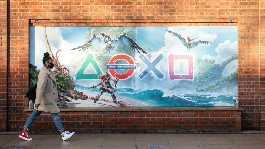 Immagine di PS5 arriva in Europa e Sony si prende la metro di Londra (sul serio)