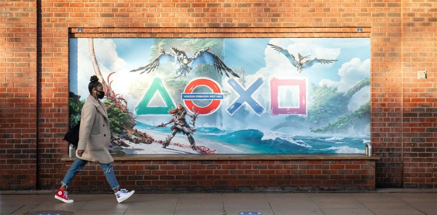 Immagine di PS5 arriva in Europa e Sony si prende la metro di Londra (sul serio)