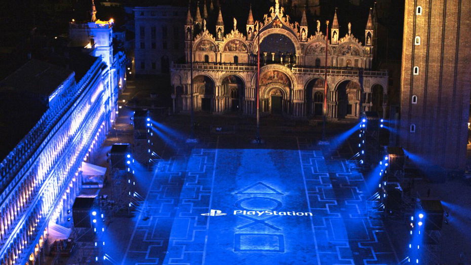 Immagine di Il cielo è blu sopra Venezia: Sony celebra PS5 con uno spettacolare gioco di luci