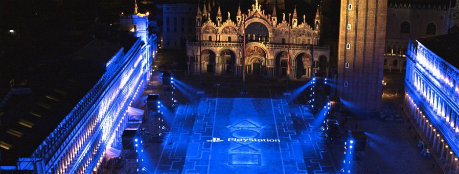 Immagine di Il cielo è blu sopra Venezia: Sony celebra PS5 con uno spettacolare gioco di luci
