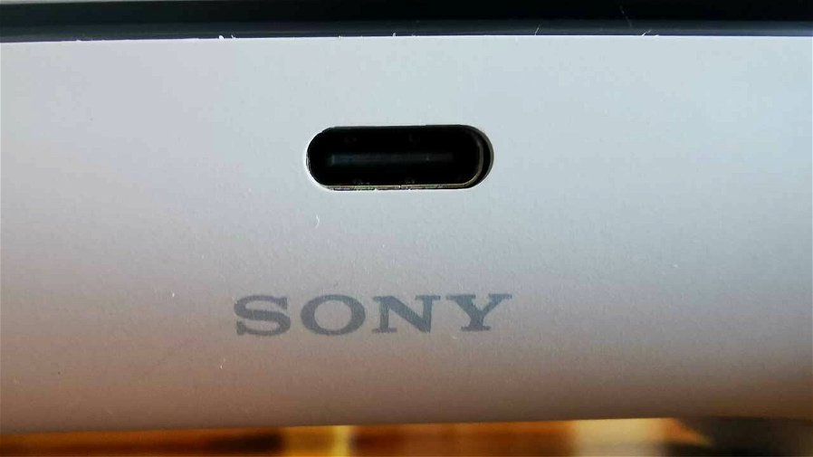 Immagine di Per un errore di stampa, il logo Sony non è centrato sul DualSense per PS5