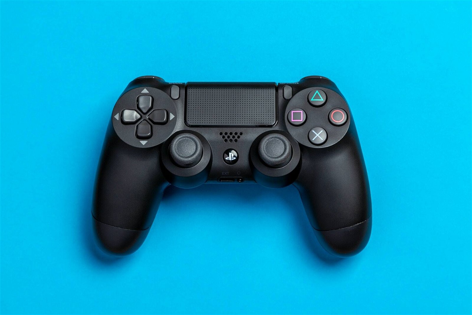 PS4, giocare senza un controller wireless può causare incidenti... curiosi