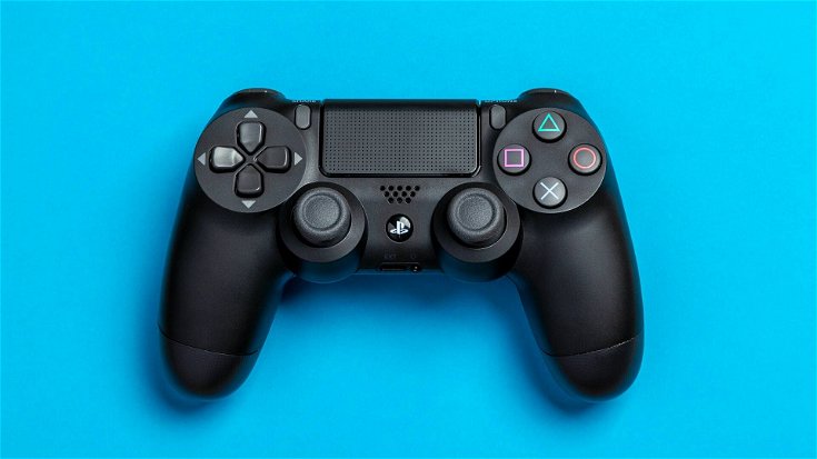 PS4, giocare senza un controller wireless può causare incidenti... curiosi