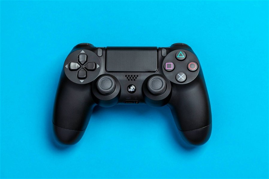 Immagine di PS4, giocare senza un controller wireless può causare incidenti... curiosi