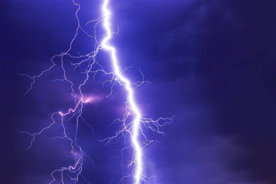 Immagine di Uomo colpito da una scarica elettrica dal controller: c'era una tempesta di fulmini