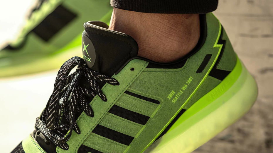 Immagine di Xbox Series X introvabile? Potete consolarvi con le scarpe Xbox di Adidas