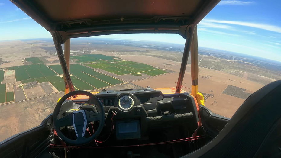 Immagine di Un'auto piena di copie di Forza Horizon 5 è stata lanciata da un aereo, perché sì