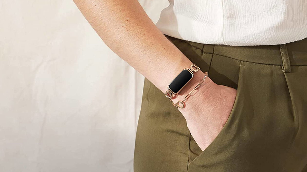 Immagine di FitBit Luxe, elegante smartband in sconto del 25% su Amazon!