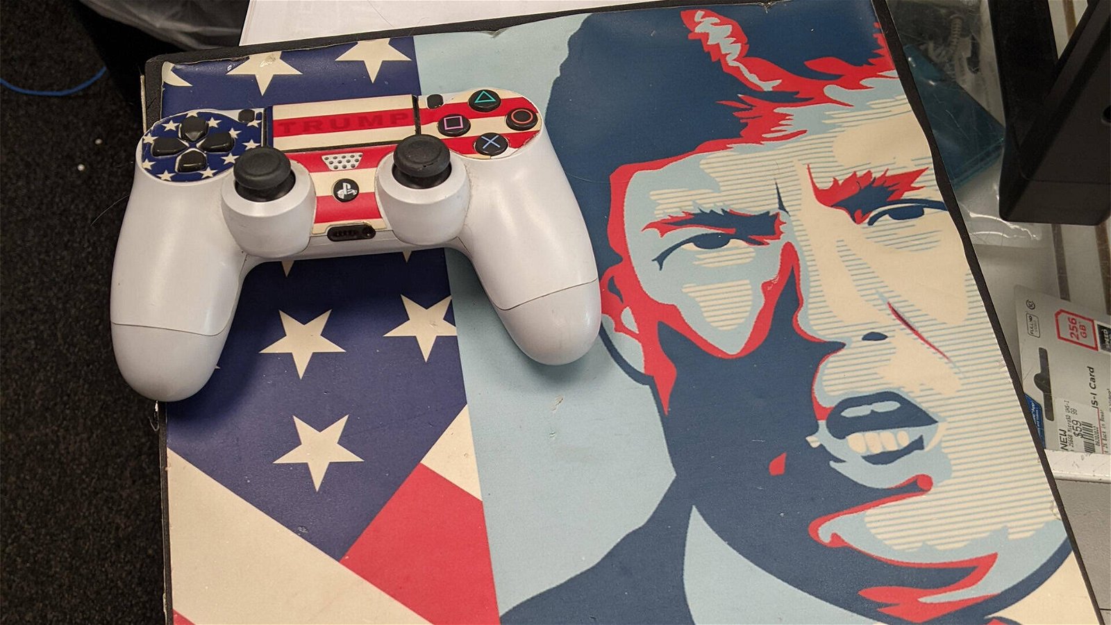 Qualcuno ha venduto a GameStop una PS4 a tema... Donald Trump