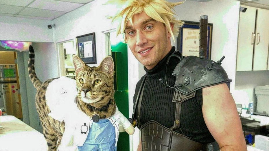 Immagine di Un medico visita i pazienti vestito da Cloud Strife, ed è il nostro eroe