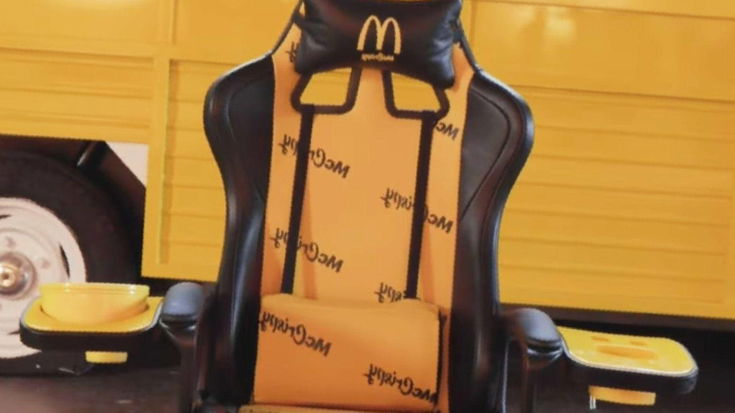 Sì, McDonald's ha lanciato una sedia da gaming (con porta-patatine)