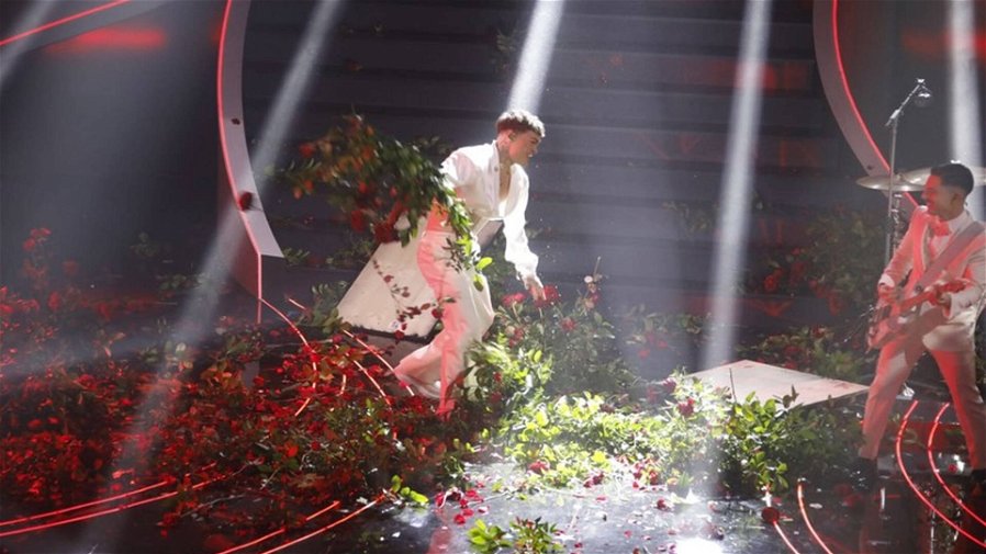 Immagine di Blanco distrugge il palco con le rose a Sanremo, PlayStation ci scherza su