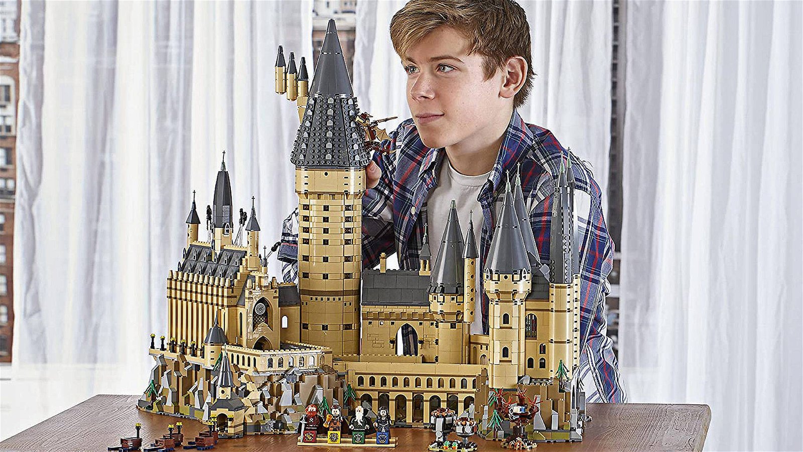 Set LEGO Harry Potter: Castello di Hogwarts a un super prezzo! Risparmi  oltre 80 euro! - SpazioGames