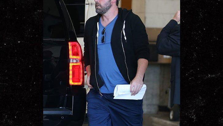 Immagine di Ben Affleck esce dalla rehab per un meeting con Warner