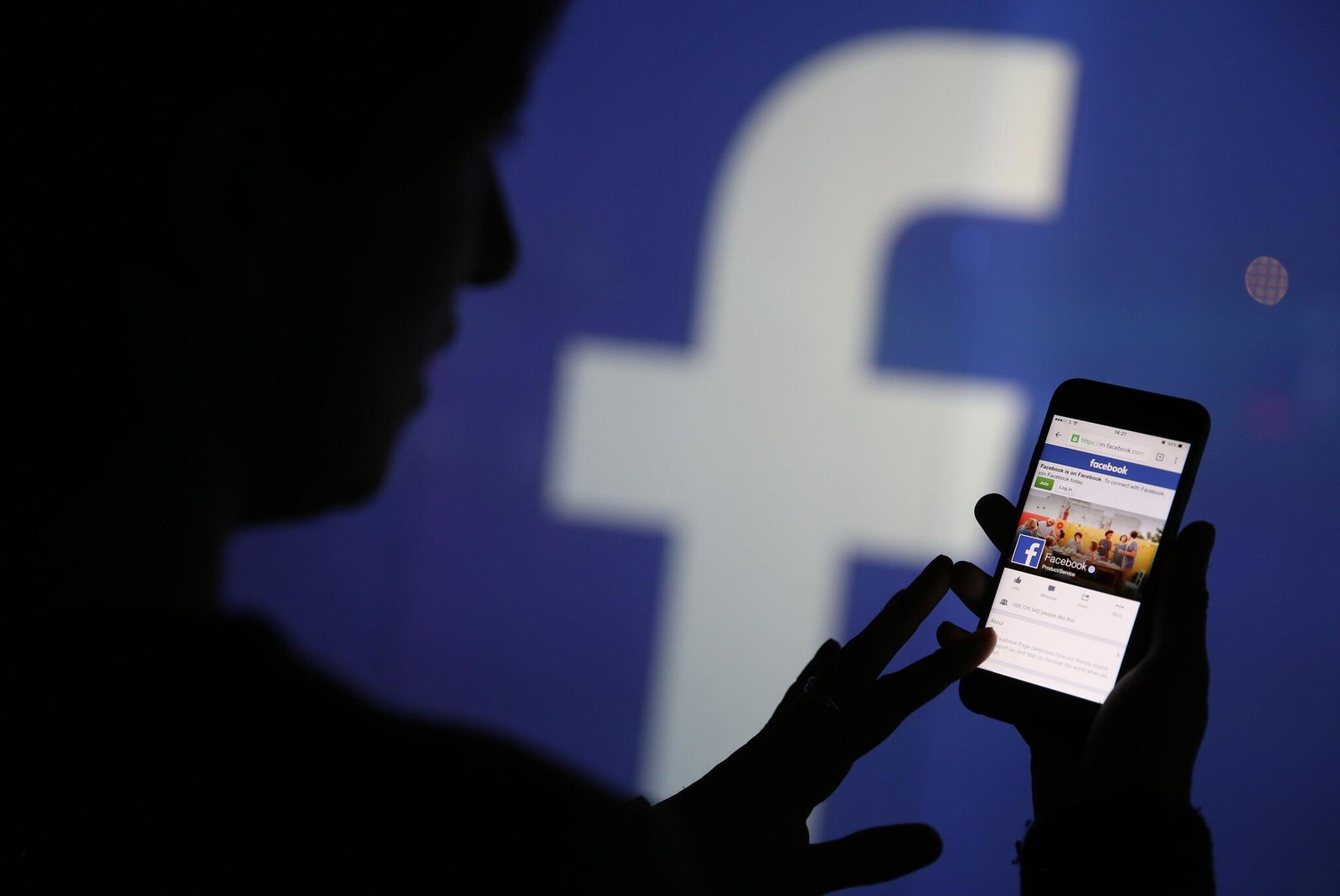 Facebook, ecco il nuovo look: ci sarà anche la Dark Mode