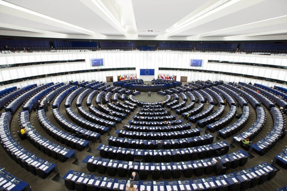 L'UE e il futuro di Internet, quello di iPhone e la questione DAZN
