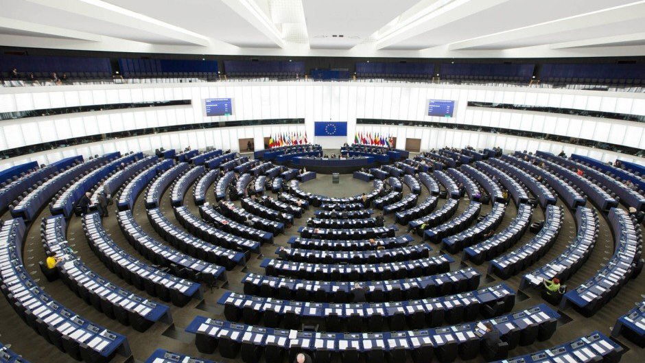 Immagine di L'UE e il futuro di Internet, quello di iPhone e la questione DAZN
