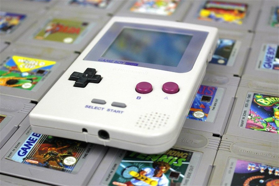 Immagine di Nintendo brevetta un case per smartphone a forma di Game Boy