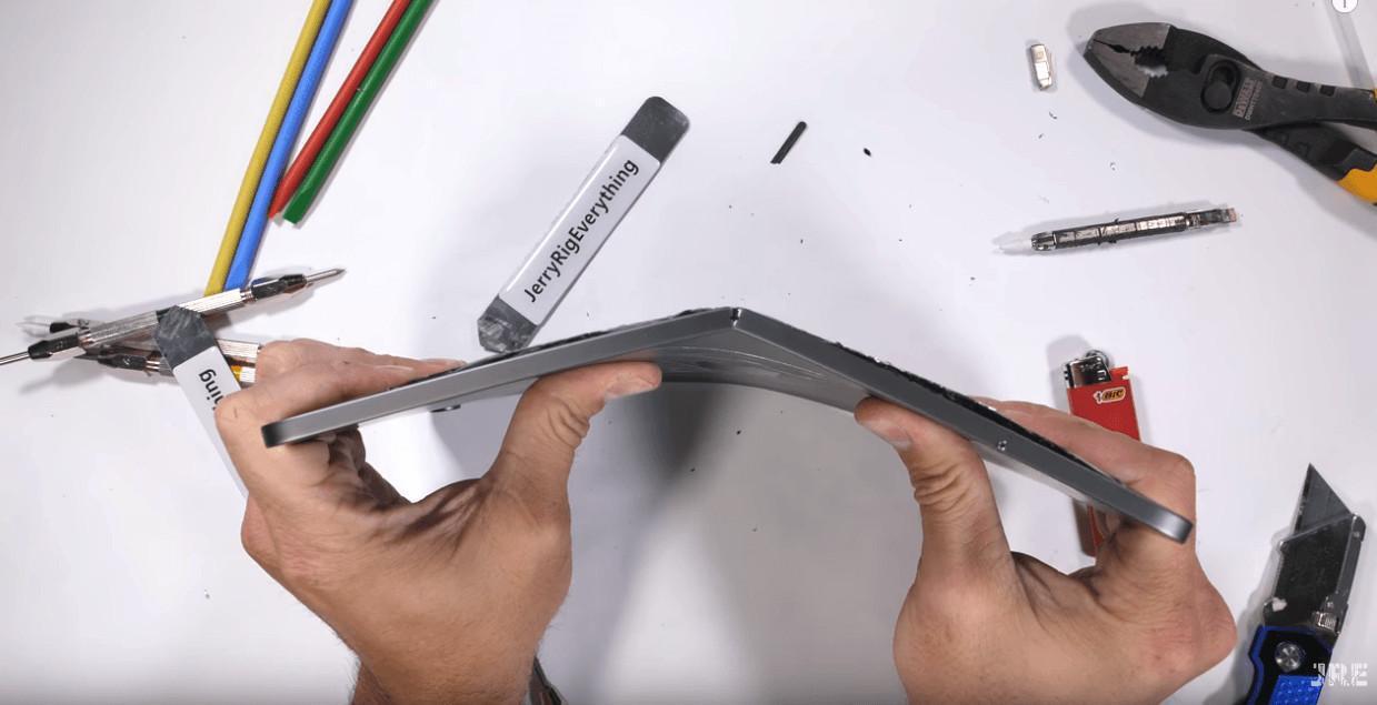 Il nuovo iPad Pro si piega un po' troppo facilmente
