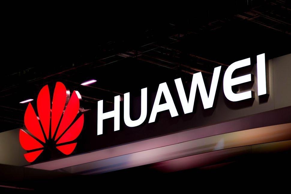Huawei brevetta uno smartphone con otto fotocamere