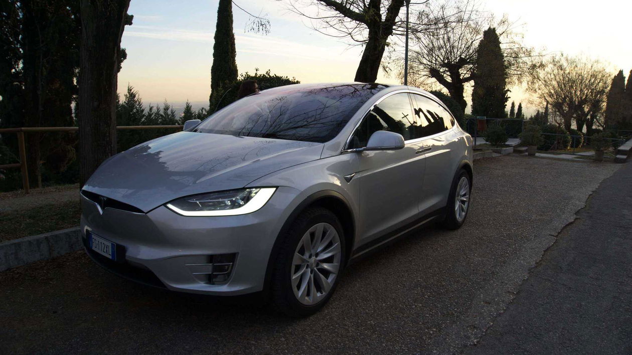 Immagine di Ho giocato ad Asteroids su una Tesla Model X