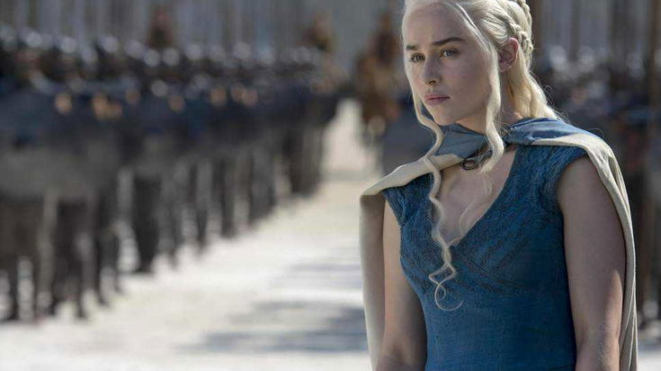 Alla fine, Emilia Clarke è riuscita ad avere qualcosa dal set di Game of Thrones